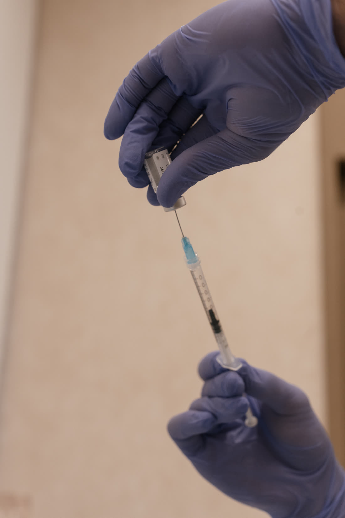 Médico da clínica a preparar um injetável